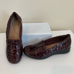 Clarks Collection Sz 7 Womens Loafers Croc Print Burgundy Slip On Shoes Comfort